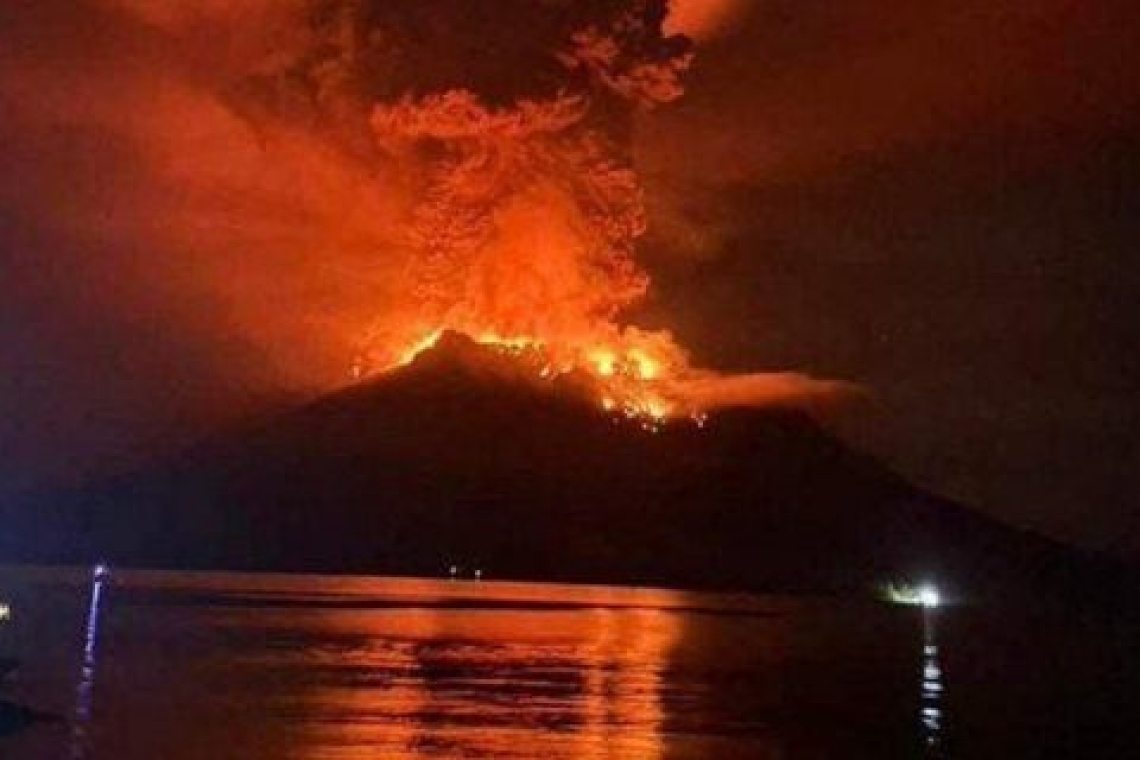 Ινδονησία: Εξερράγη το ηφαίστειο Ρουάνγκ, κάτοικοι εγκατέλειψαν τα σπίτια τους
