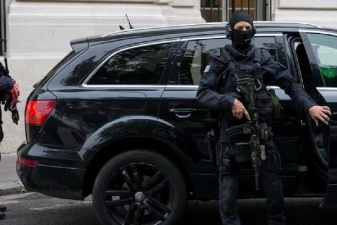 Παρίσι: Δύο αστυνομικοί τραυματίστηκαν σοβαρά από σφαίρες 