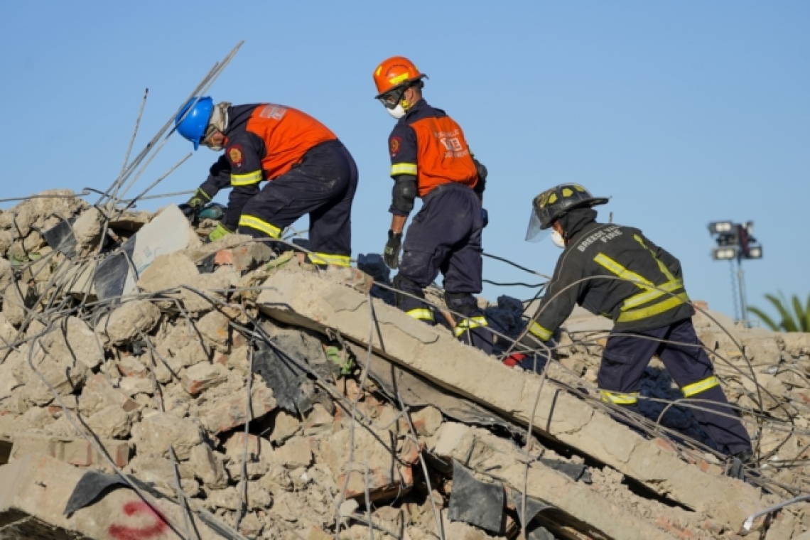 Άνδρας ανασύρθηκε ζωντανός από τα ερείπια, 5 ημέρες μετά την κατάρρευση κτιρίου στη Νότια Αφρική
