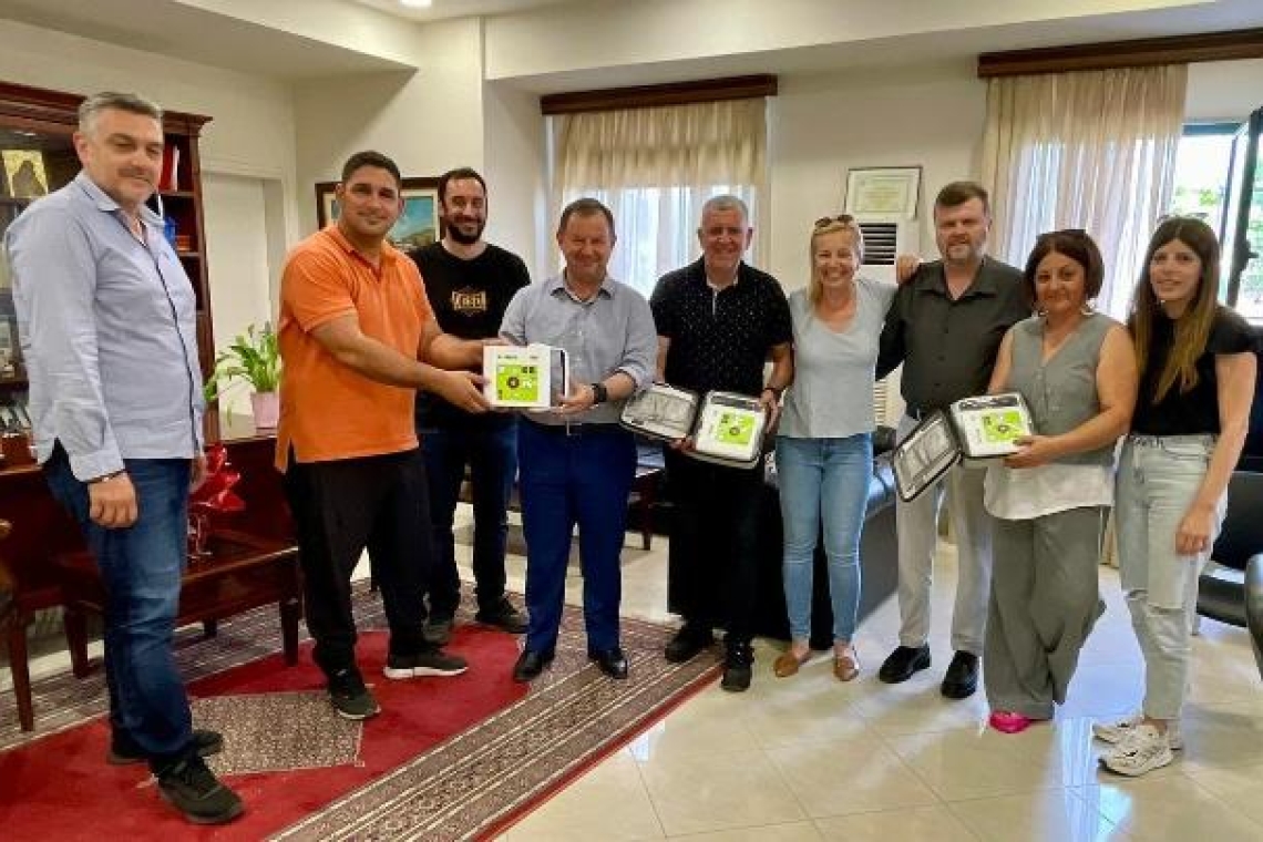 Βασίλης Γιόγιακας: Δωρεά 3 απινιδωτών από τη Βουλή στους Φιλιάτες