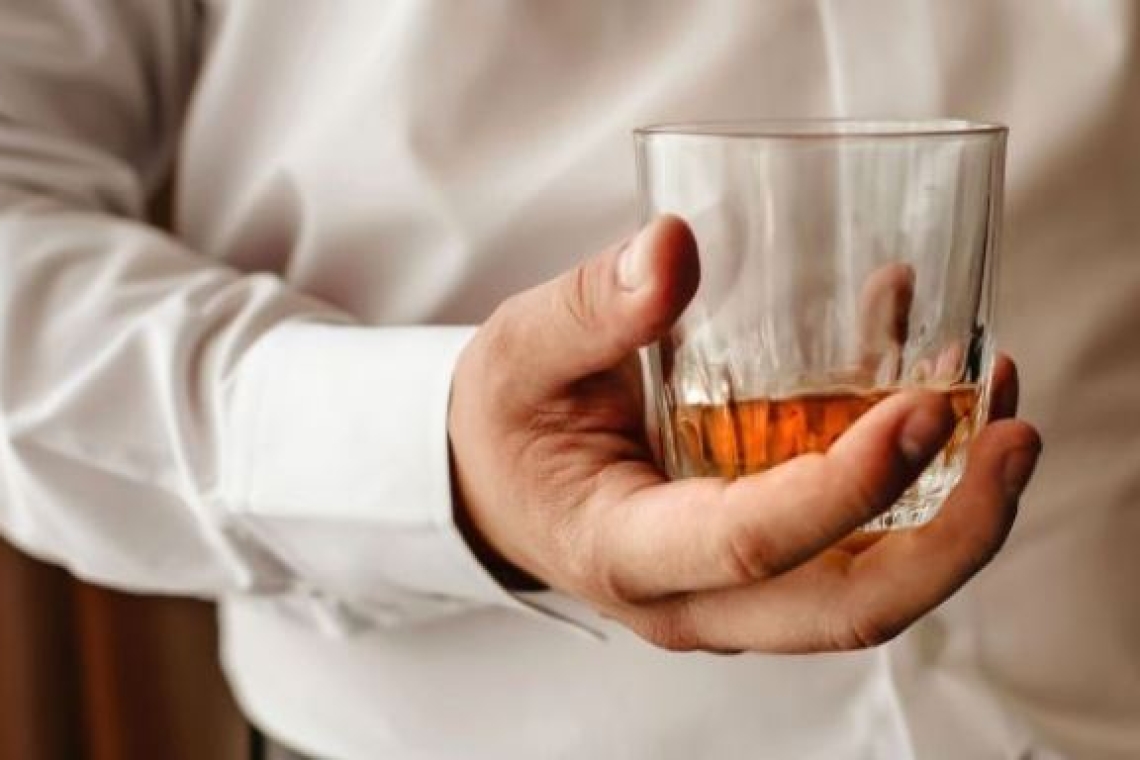Είστε μοναχικός ή κοινωνικός πότης; Πόσο κινδυνεύετε από αλκοολισμό