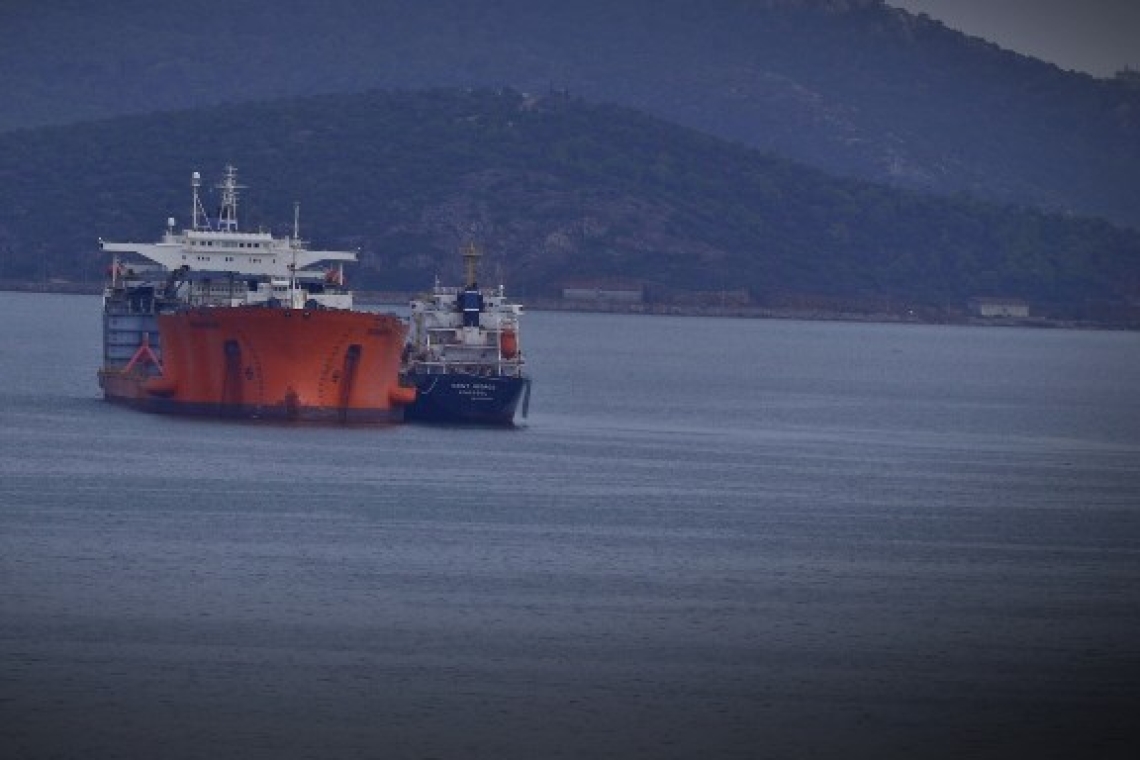 Reuters: Χτυπήθηκε από τους Χούθι ελληνικών συμφερόντων πλοίο