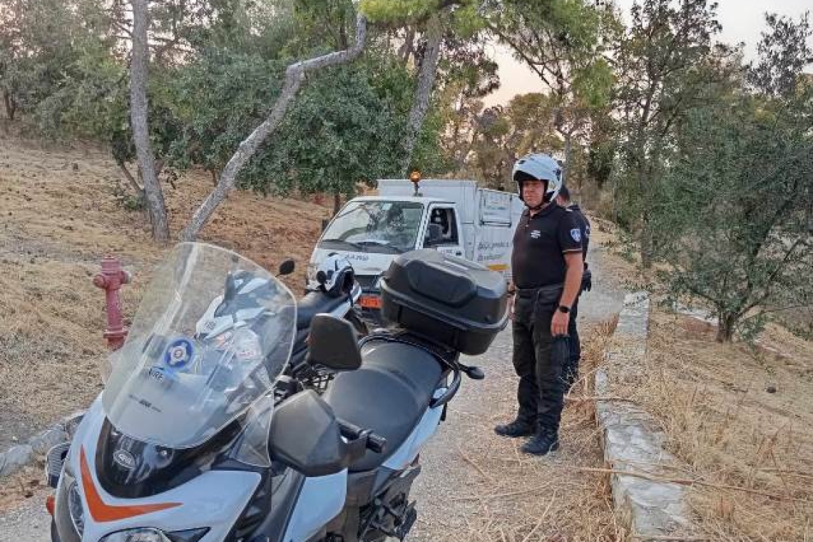 Δήμος Αθηναίων: Επιχείρηση καθαρισμού και απομάκρυνσης σκηνών από τον αρχαιολογικό χώρο του Λόφου Φιλοπάππου