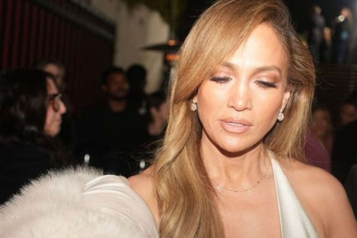 Jennifer Lopez: Δώρισε πράγματα από την ντουλάπα της στους πληγέντες από τις φωτιές στο Los Angeles