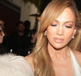 Jennifer Lopez: Δώρισε πράγματα από την ντουλάπα της στους πληγέντες από τις φωτιές στο Los Angeles