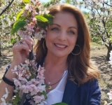 Άντζελα Γκερέκου: «Ας γίνει ο Μάρτης το φως που θα φωτίσει τις ψυχές μας»