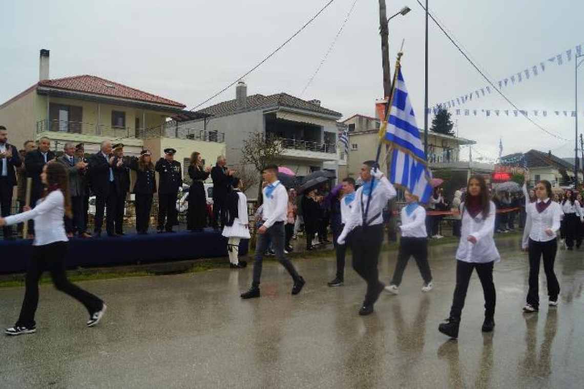 Υπό βροχή η παρέλαση για τον εορτασμό της Εθνικής επετείου στο Δήμο Ζίτσας