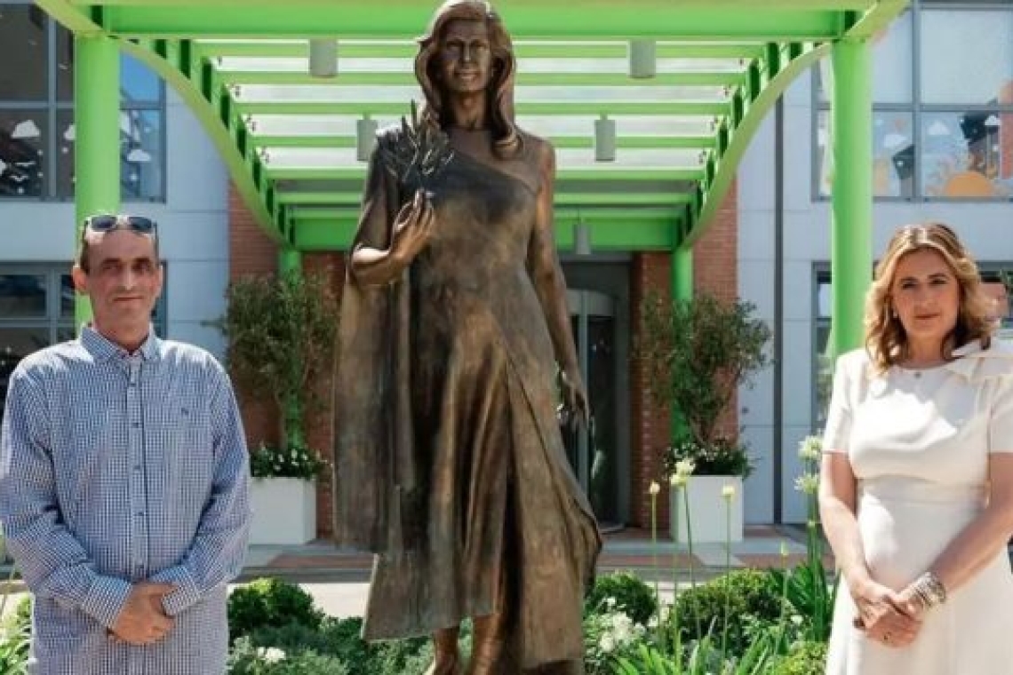 Μαριάννα Β. Βαρδινογιάννη: Πραγματοποιήθηκαν τα αποκαλυπτήρια για το αγάλμά της