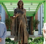 Μαριάννα Β. Βαρδινογιάννη: Πραγματοποιήθηκαν τα αποκαλυπτήρια για το αγάλμά της