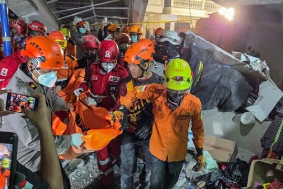 Ινδονησία: 37 οι νεκροί από την κατάρρευση ισλαμικού οικοτροφείου