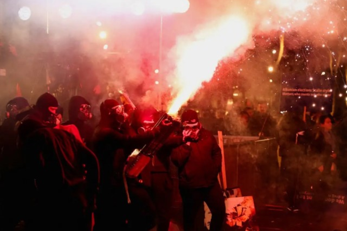 Ένταση στην Αλβανία: Μολότοφ και διαδηλώσεις στα Τίρανα με σύνθημα «Ράμα φύγε, κάτω η διεφθαρμένη κυβέρνηση»